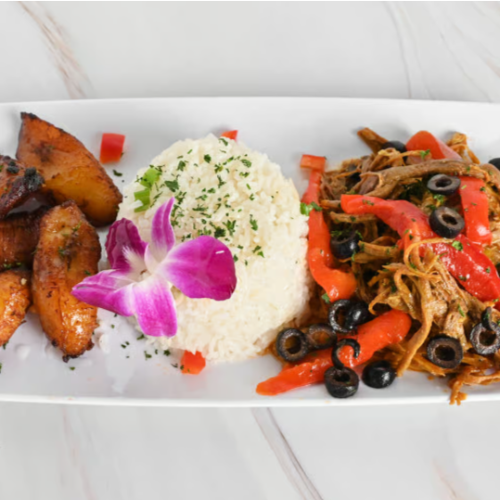 Completa pequena de ropa vieja