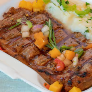 Completa grande de ropa vieja